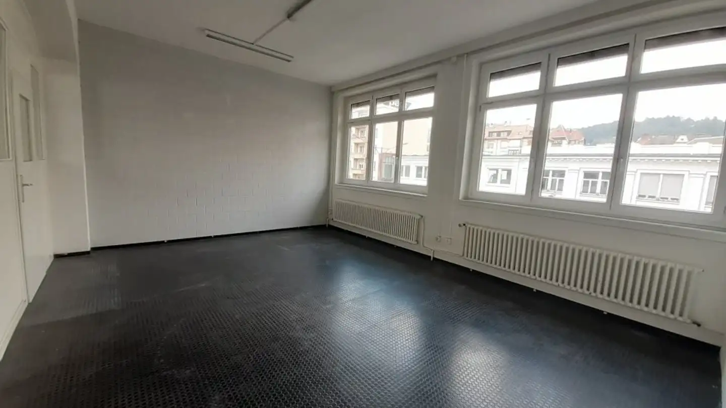 Commerciale in affitto - Avenue Léopold-Robert 105, 2300 La Chaux-de-Fonds