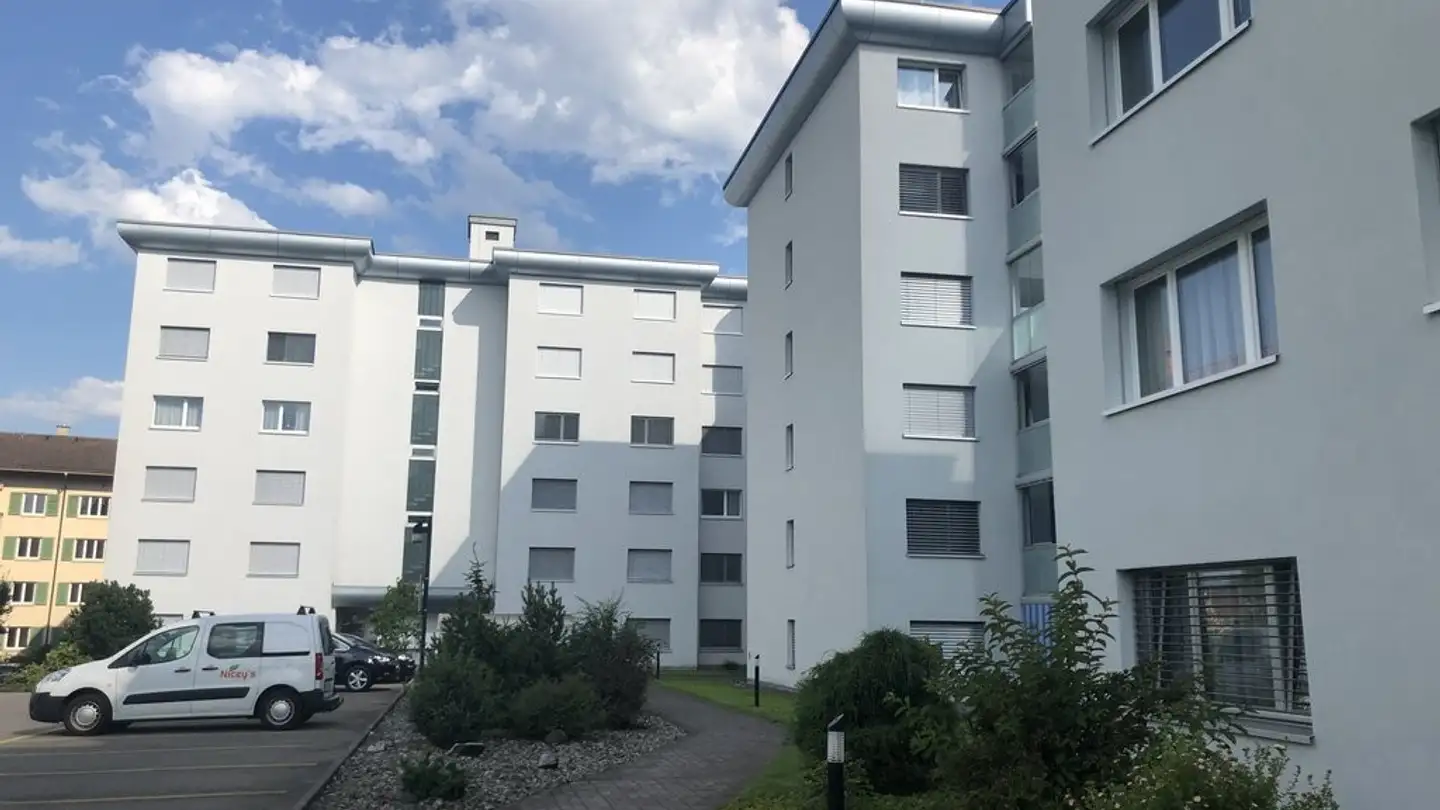 Place de parking extérieure à louer - Brunnmattstrasse 18, 6010 Kriens