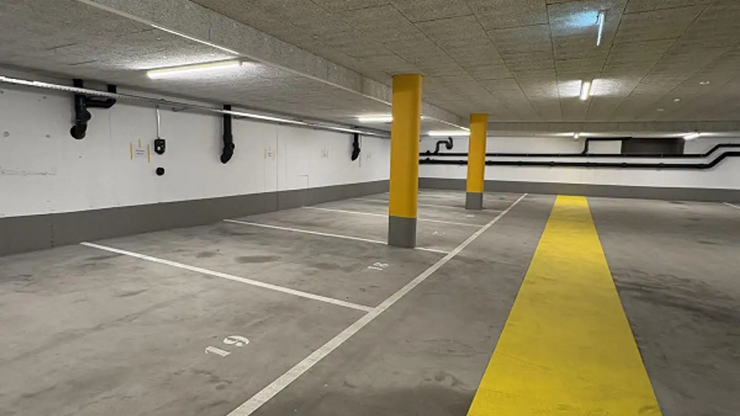 Tiefgaragenstellplatz mieten - Via Baselga 12, 7013 Domat/Ems