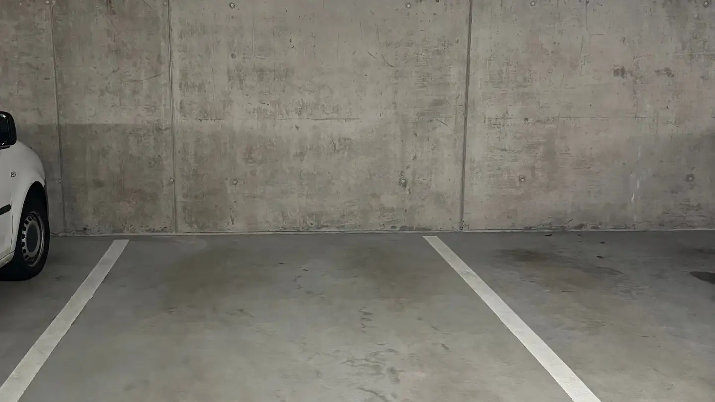 Place de parking souterraine à louer - Brislachstrasse 2, 4226 Breitenbach