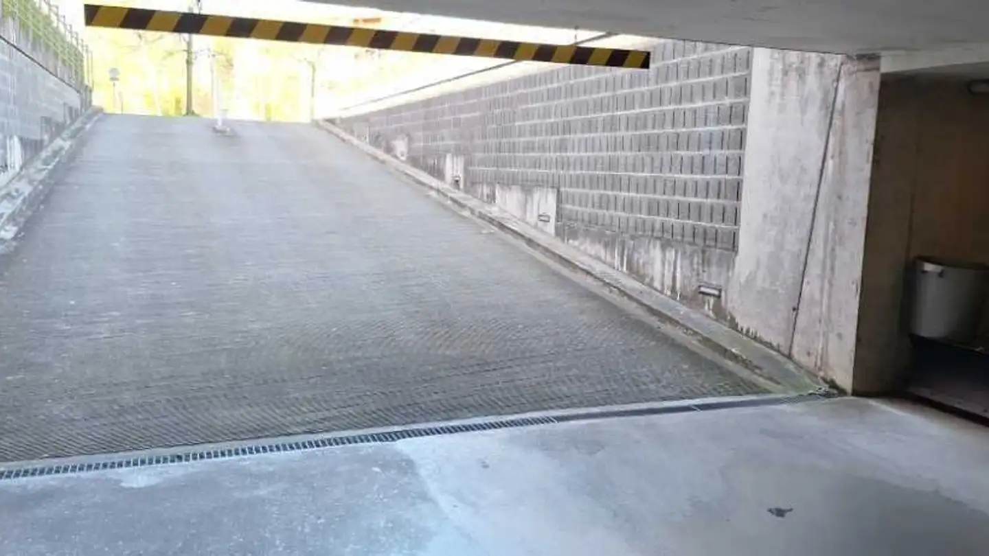 Place de parking souterraine à louer - Neunbrunnenstrasse 151, 8050 Zürich - Photo 3