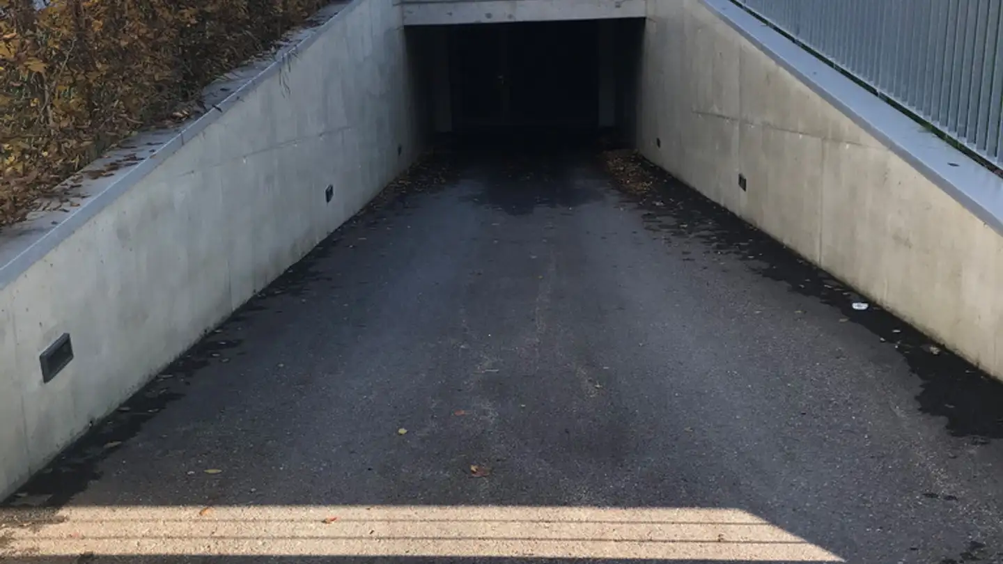 Place de parking intérieure à louer - Rue De L'emancipation 19, 2300 La Chaux-de-Fonds