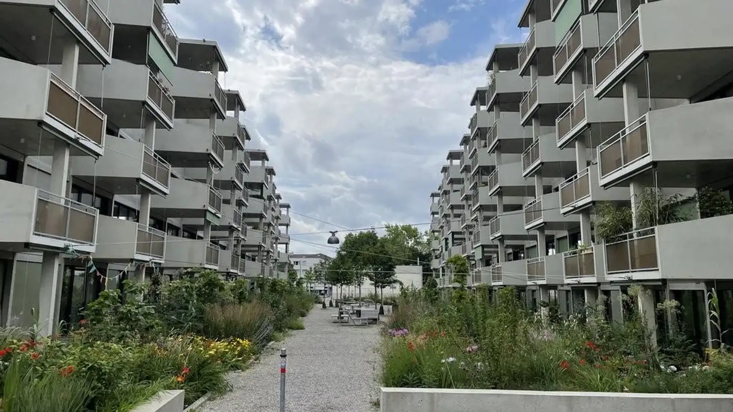 Indoor motorbike parking space for rent - 8400 Winterthur