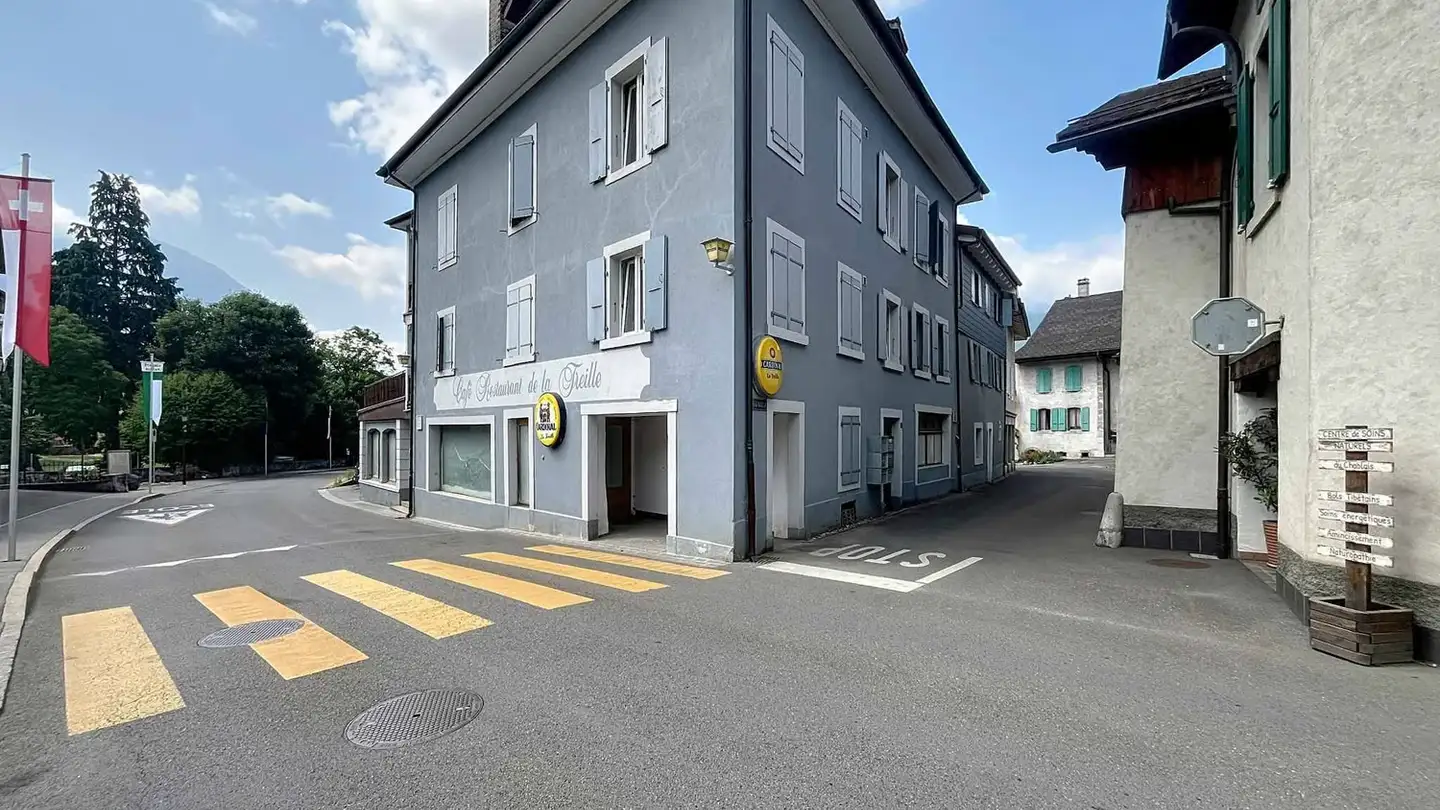 Residential building for sale - 1880 Bex