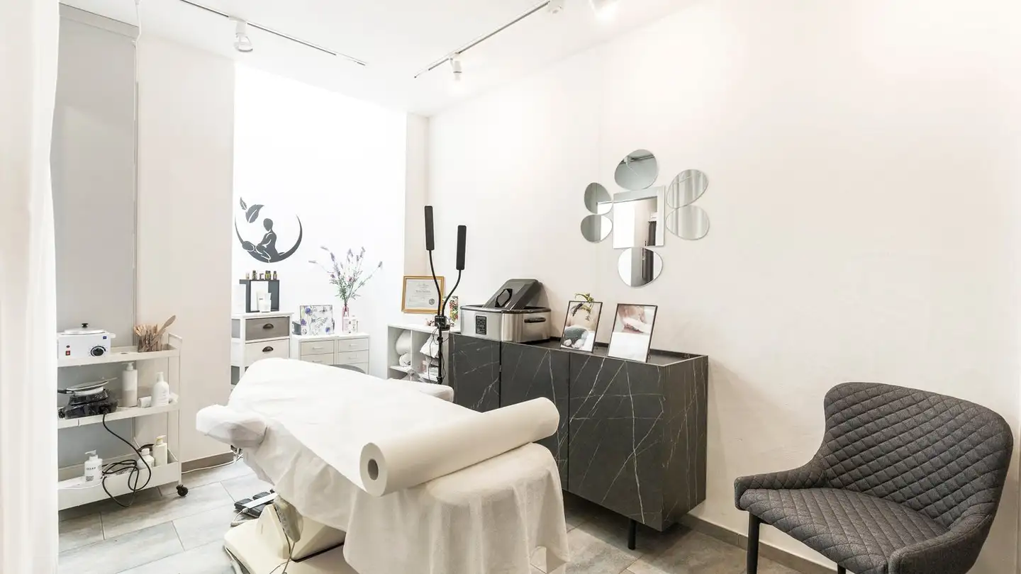 Shop for sale - 7500 St. Moritz