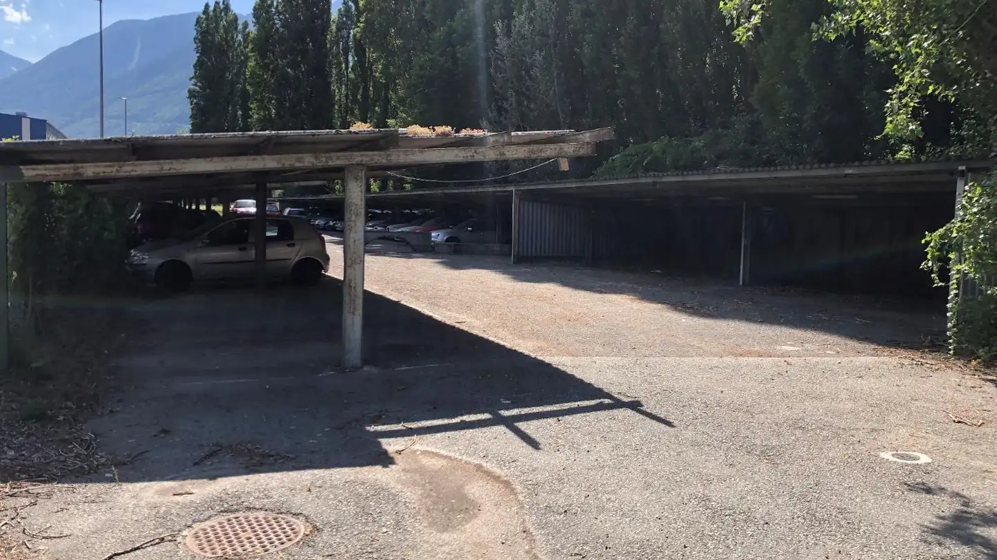 Covered parking space for rent - 1920 Martigny