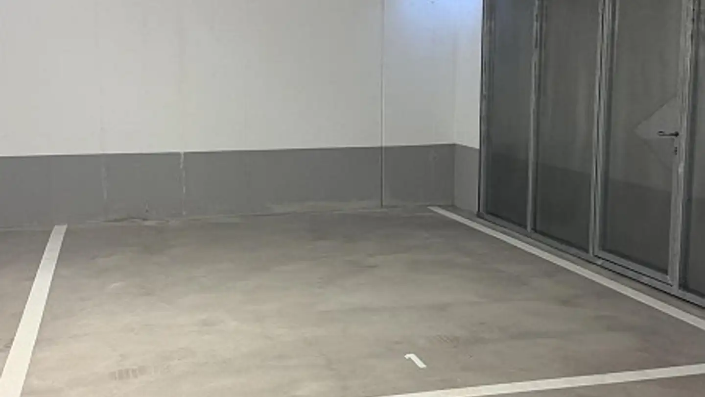 Place de parking souterraine à louer - Eisenburgstrasse 12, 8854 Siebnen