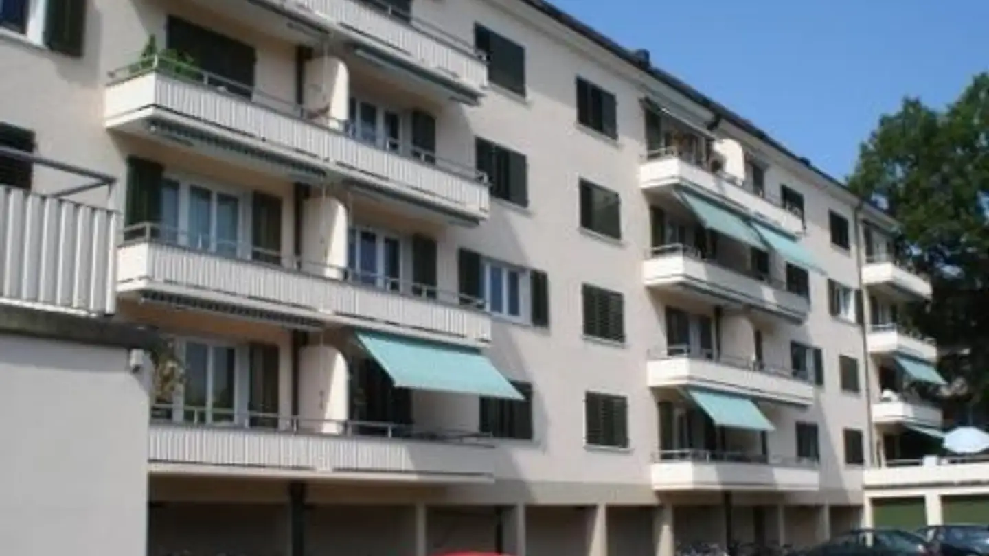 Place de parking extérieure à louer - Birchstrasse 92, 8050 Zürich