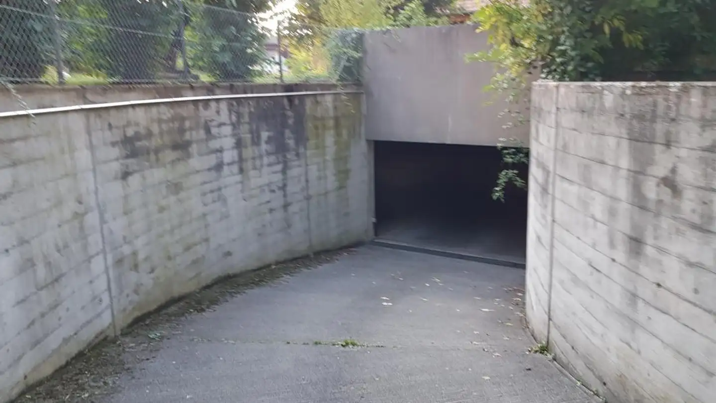 Place de parking souterraine à louer - Mattweg 19, 4144 Arlesheim