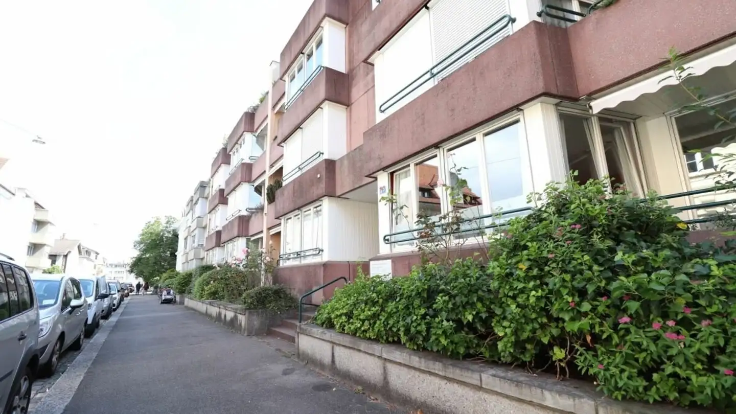 Place de parking extérieure à louer - Burgunderstrasse 27, 4051 Basel