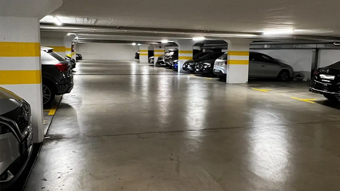 Place de parking couverte à louer - Rümlangstrasse, 8052 Zürich
