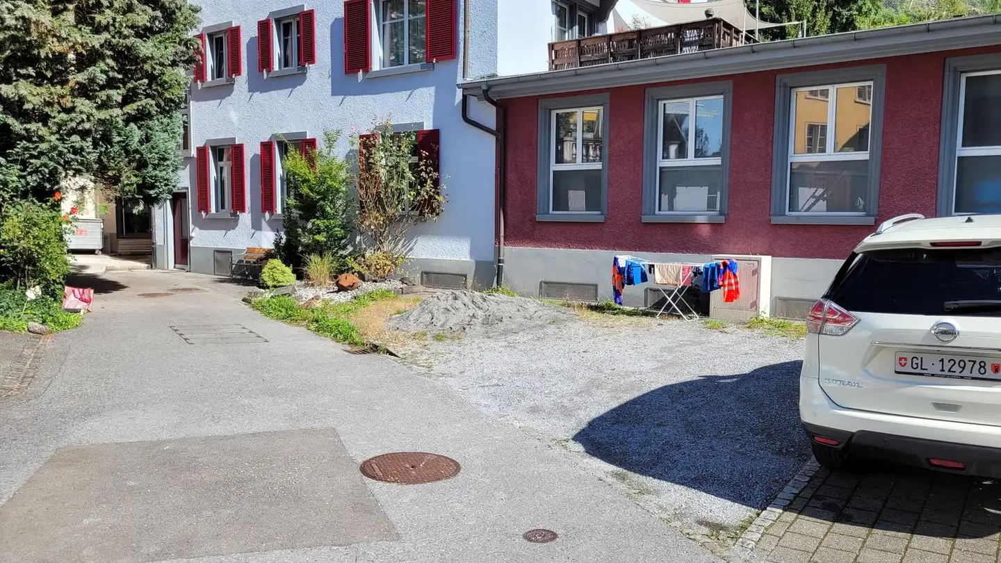Place de parking extérieure à louer - Bahnhofstrasse 37, 8762 Schwanden GL
