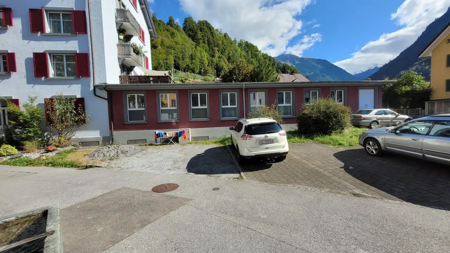 Place de parking extérieure à louer - Bahnhofstrasse 37, 8762 Schwanden GL - Photo 2