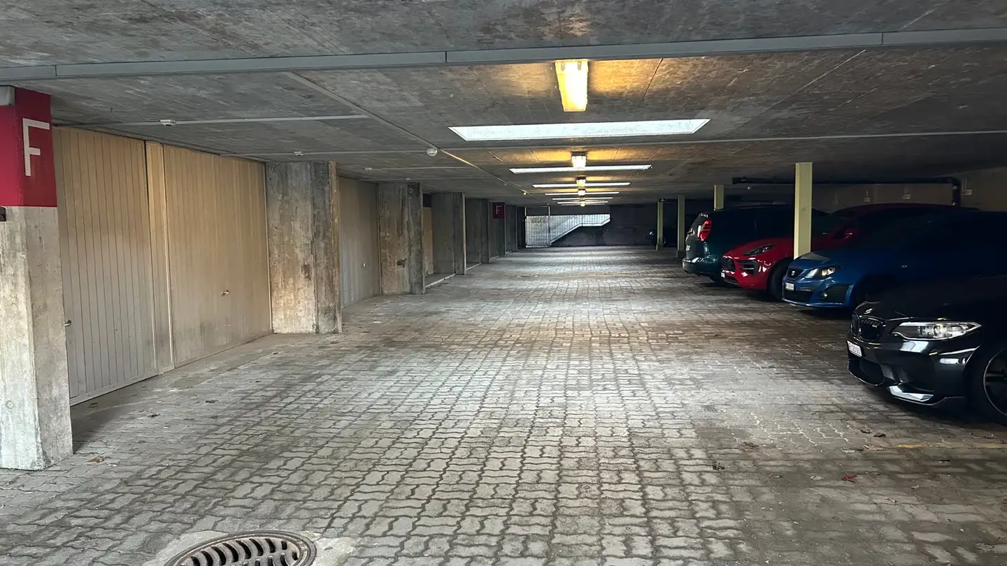Covered parking space for rent - Rue Des Crêtets 7, 2300 La Chaux-de-Fonds