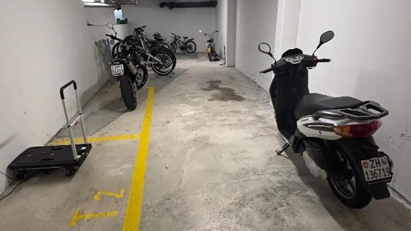 Place de parking intérieure pour moto à louer - Tumbelenstrasse 60, 8330 Pfäffikon ZH