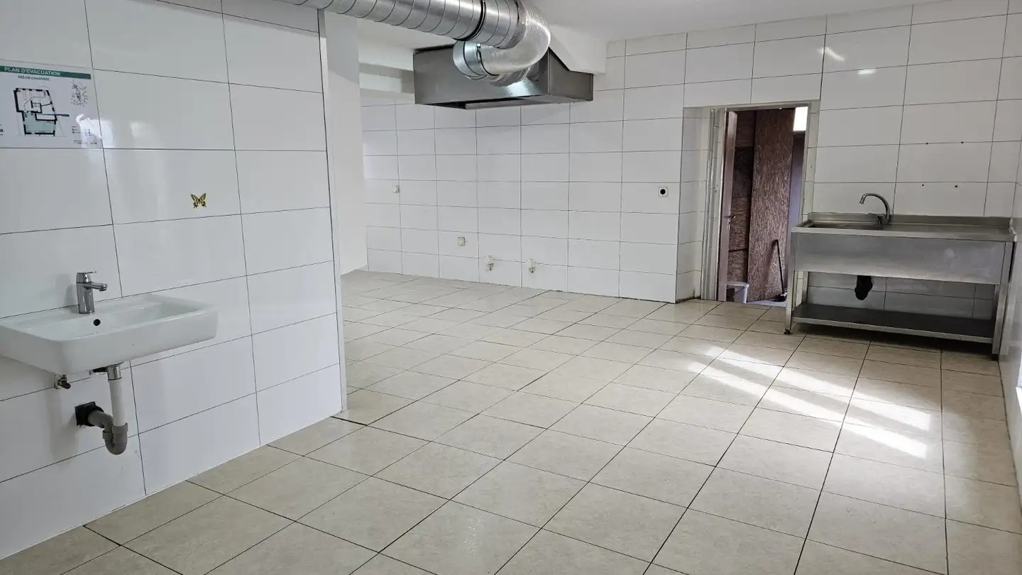 Mixed-use building for rent - Rue Du Lac 2, 2014 Bôle - Photo 4