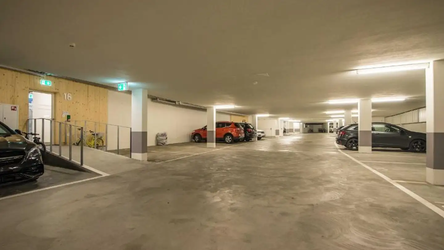 Indoor motorbike parking space for rent - Pulvermühlestrasse 8, 7000 Chur