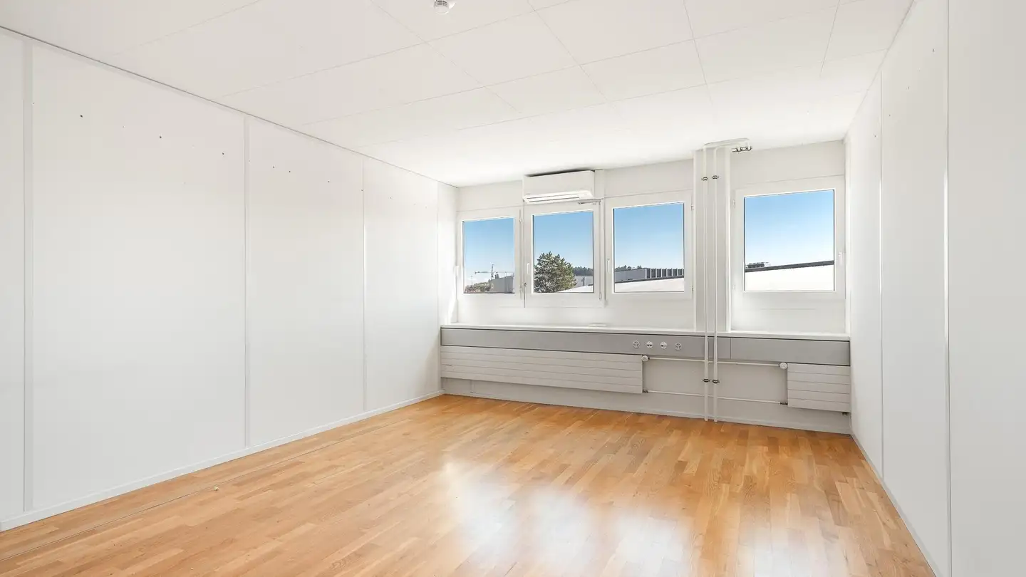 Spazio ufficio in affitto - Mandachstrasse 52, 8155 Niederhasli