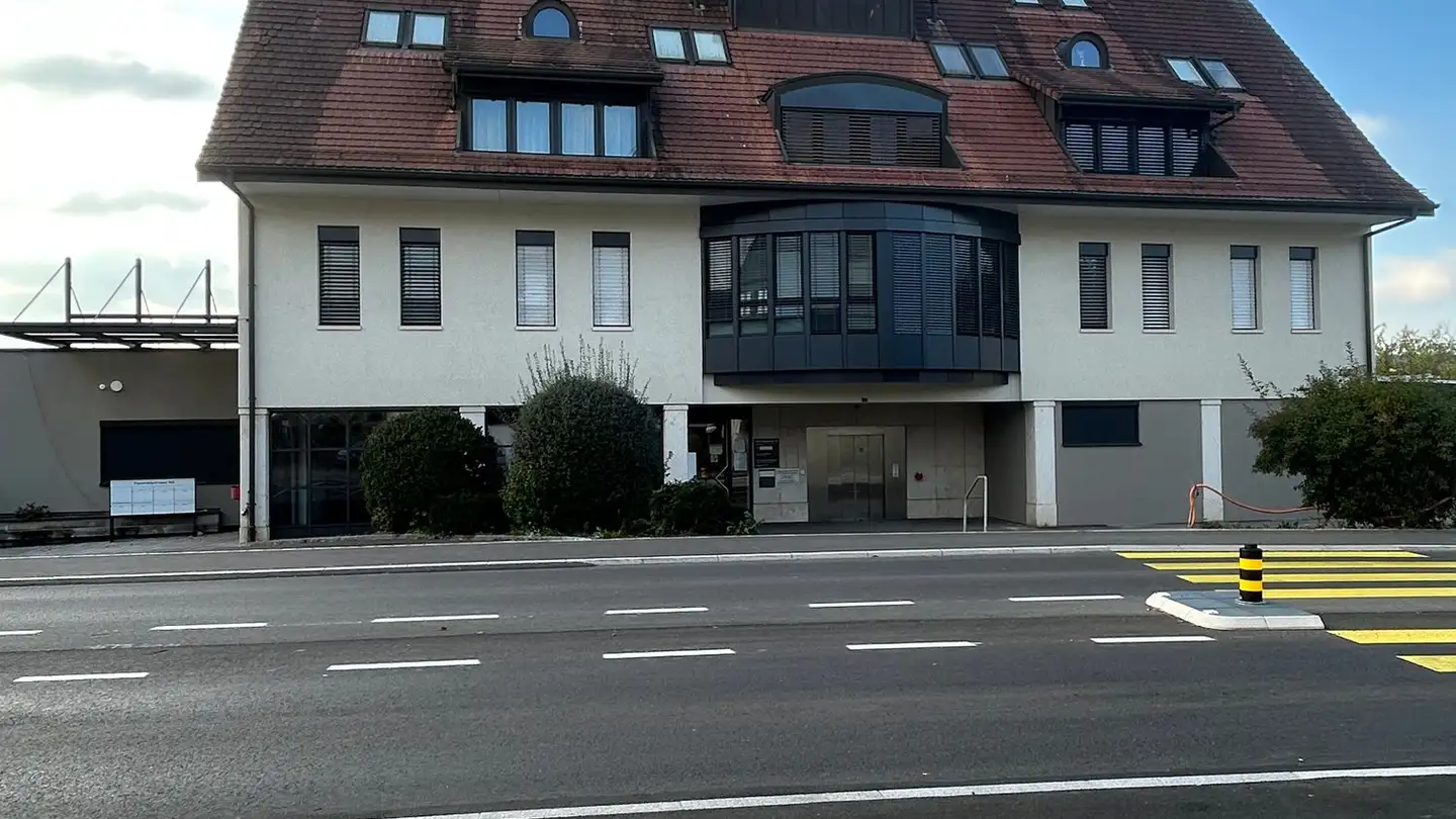 Commercial à louer - Passwangstrasse 10, 4226 Breitenbach