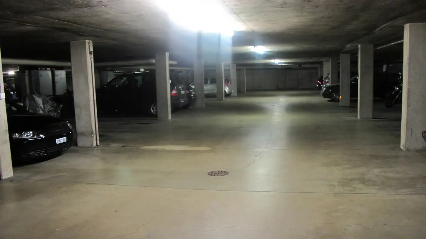 Place de parking souterraine à louer - Bodenacherstrasse 36, 8121 Benglen