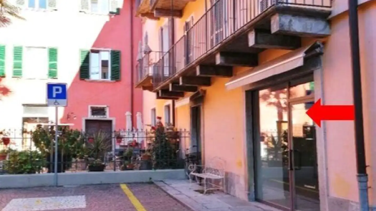 Commercial for rent - 6600 Locarno