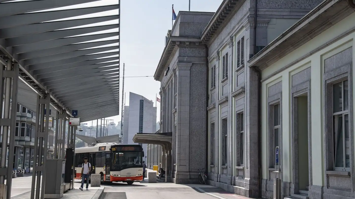 Grand magasin à louer - Via Giuseppe Motta 3, 6830 Chiasso - Photo 2