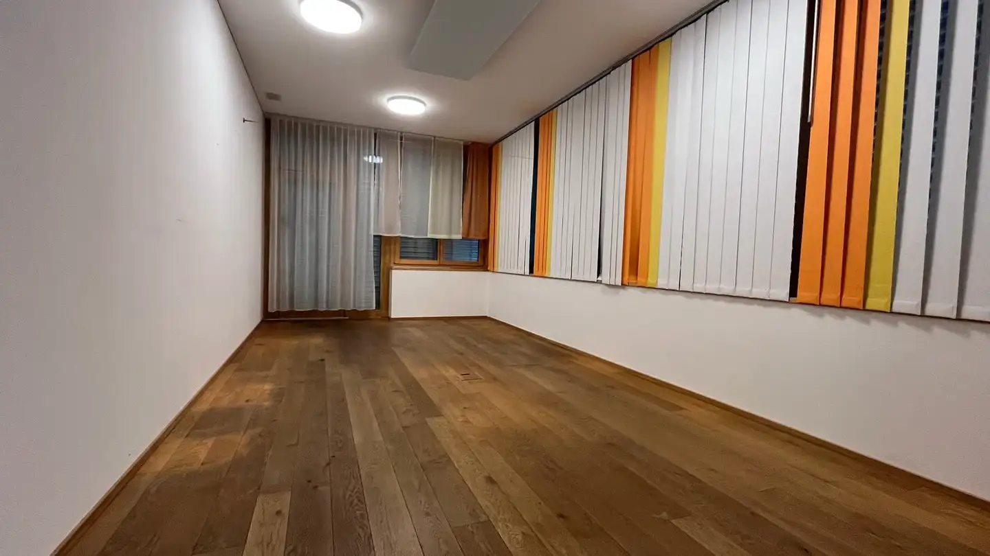 Grand magasin à louer - Gartenstrasse 1, 3063 Ittigen
