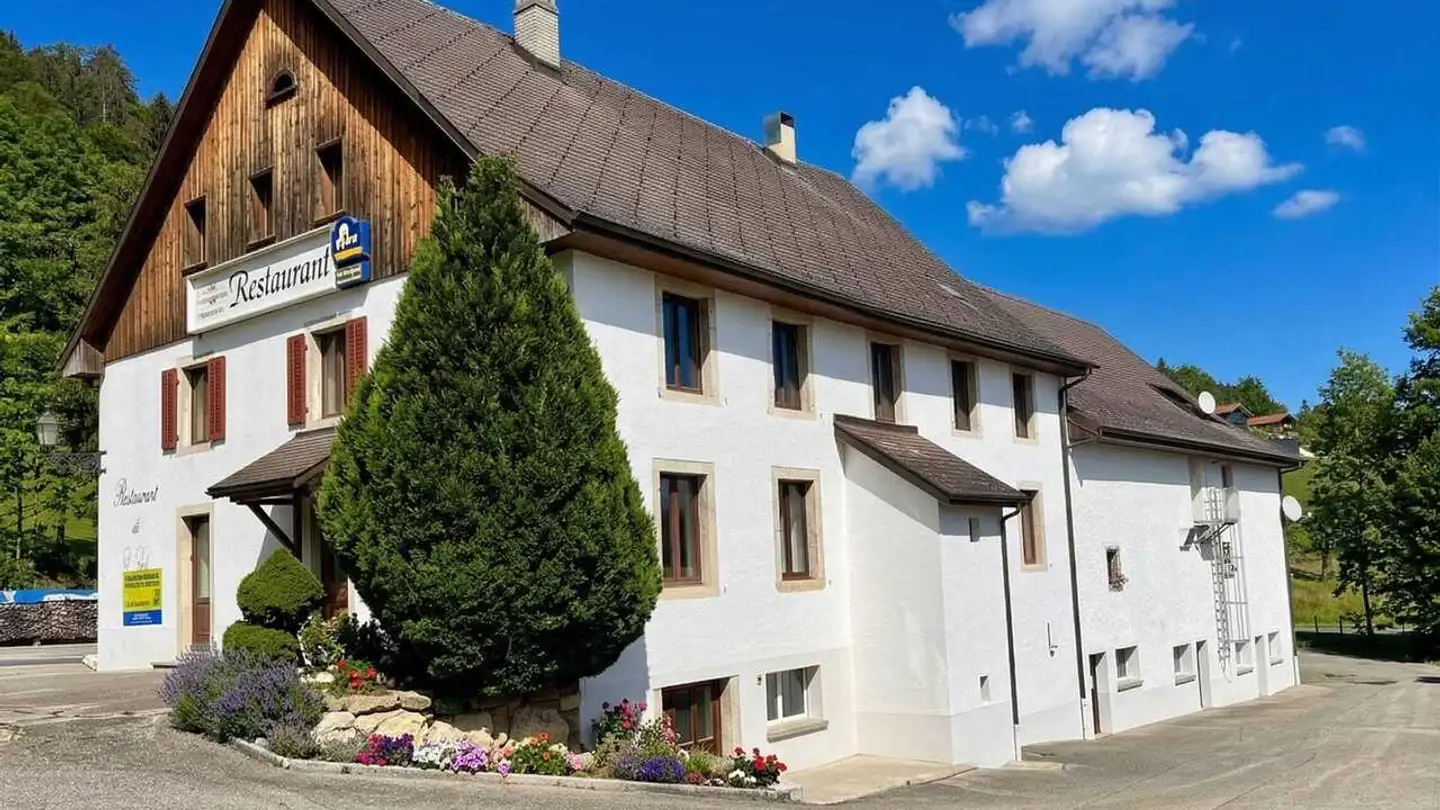 Mischgenutztes Gebäude kaufen - Route De La Roche 1, 2855 Glovelier