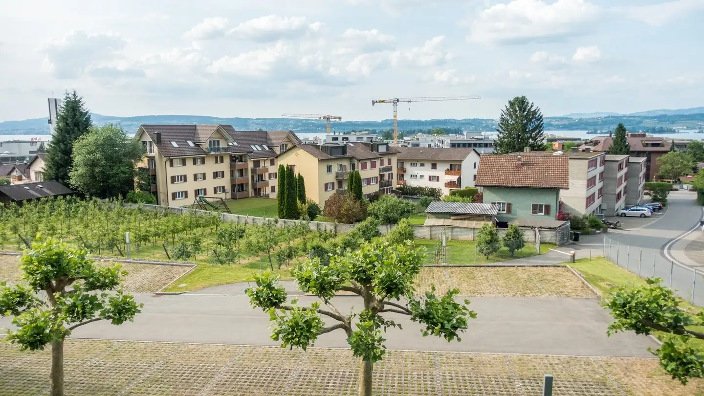 Place de parking extérieure à louer - Hüöblibachstrasse 16, 8808 Pfäffikon SZ