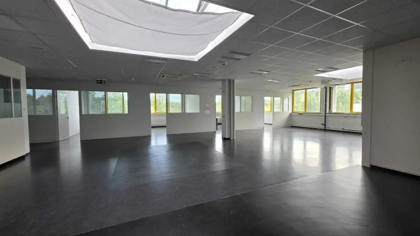Commercial à louer - Rue De L'hôtel-De-Ville 101, 2300 La Chaux-de-Fonds