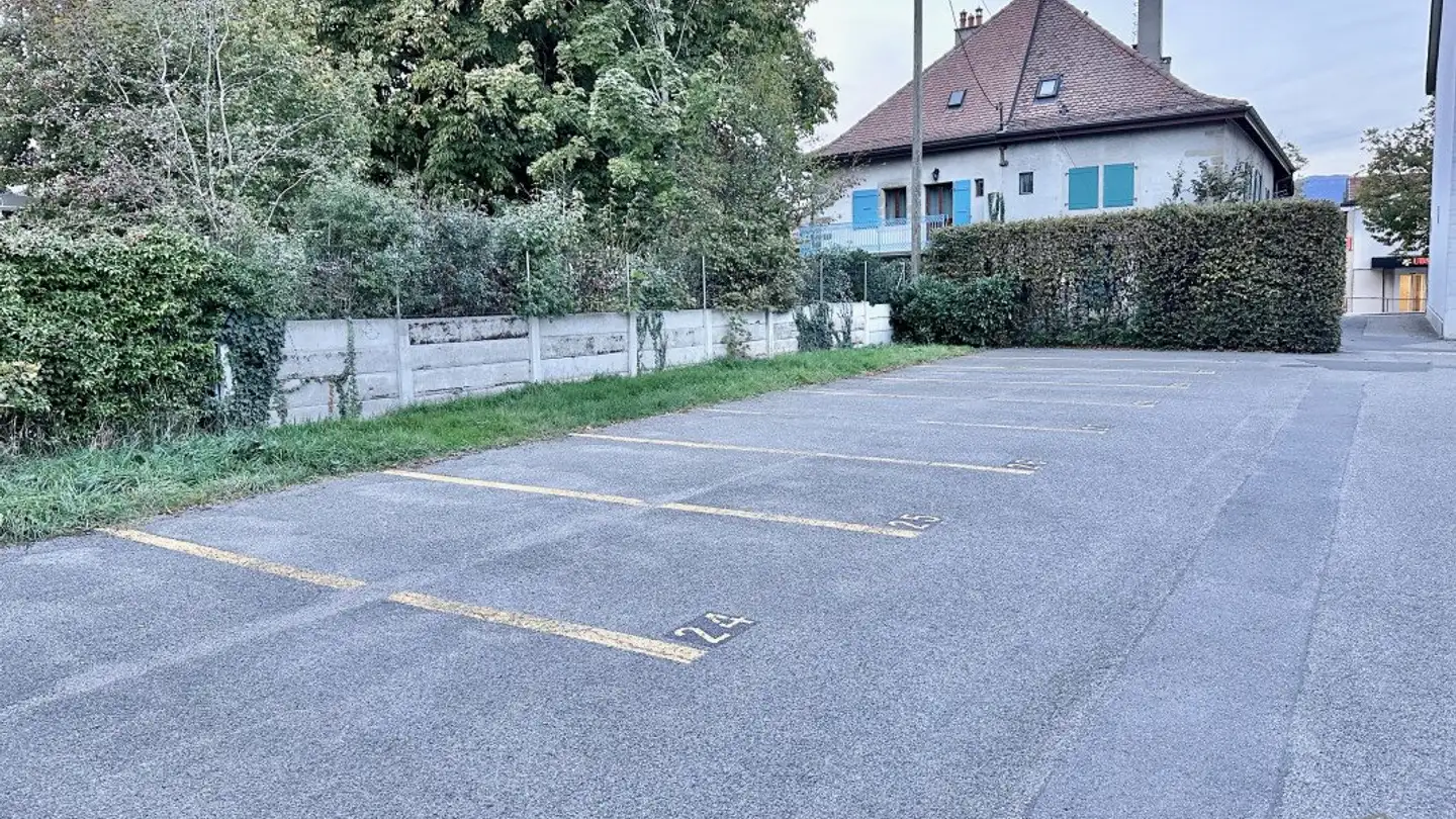Place de parking extérieure à louer - Rue Du Village, 1214 Vernier
