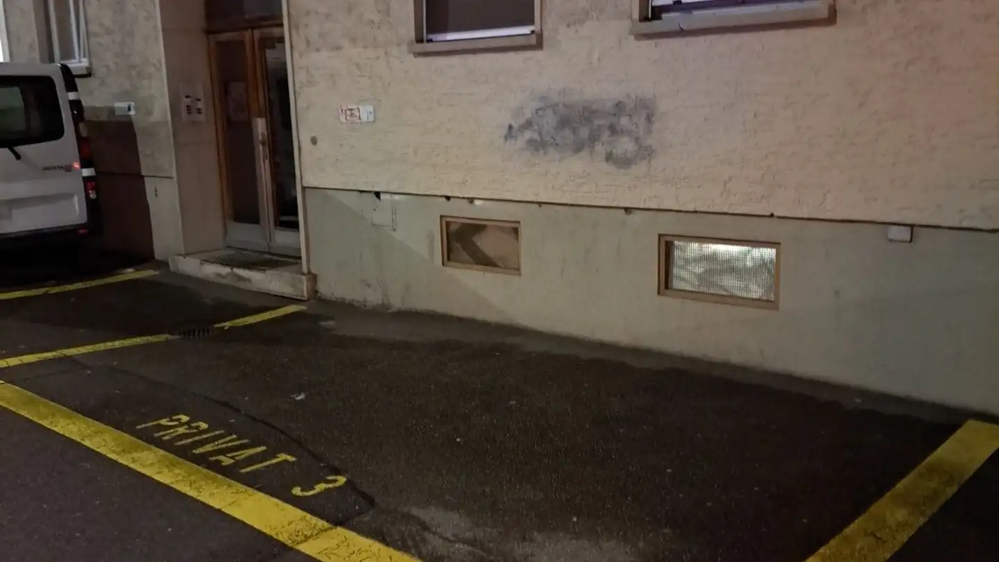 Place de parking extérieure à louer - Baslerstrasse 117, 8048 Zürich