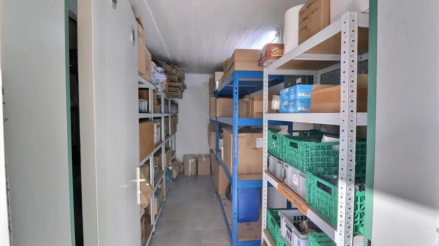 Shop for rent - 1636 Broc - Photo 4