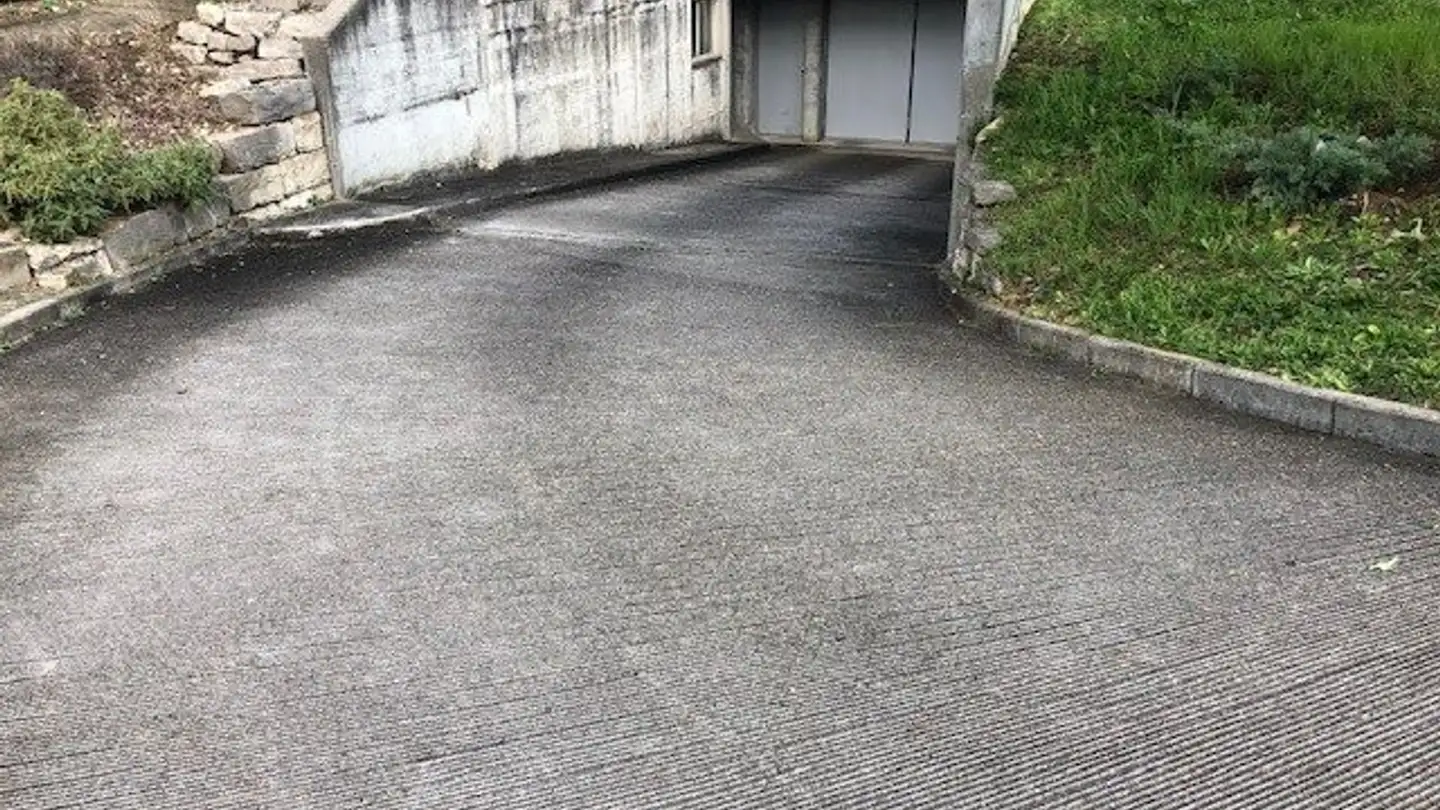 Tiefgaragenstellplatz mieten - Apfelseestrasse 18, 4143 Dornach
