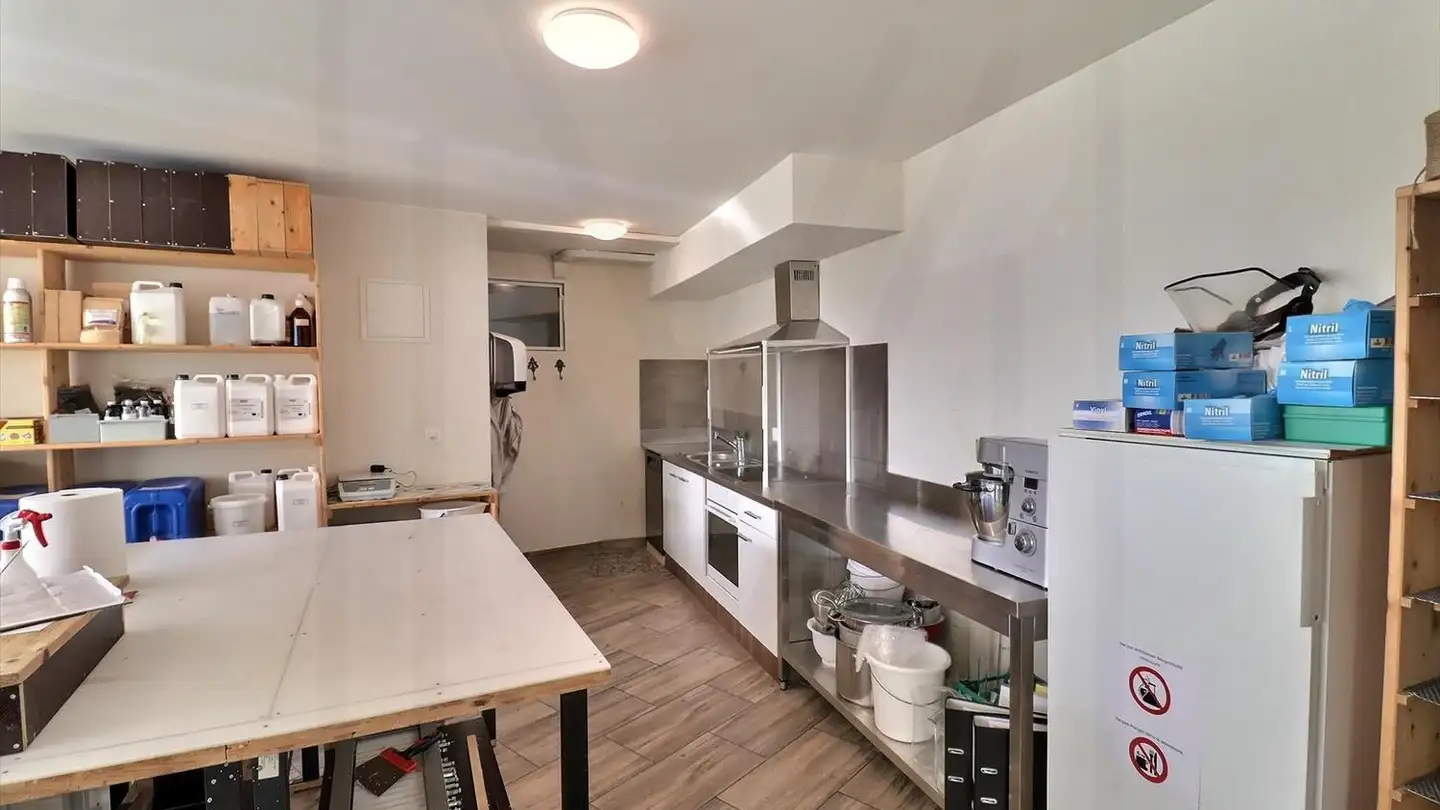 Shop for rent - 1636 Broc