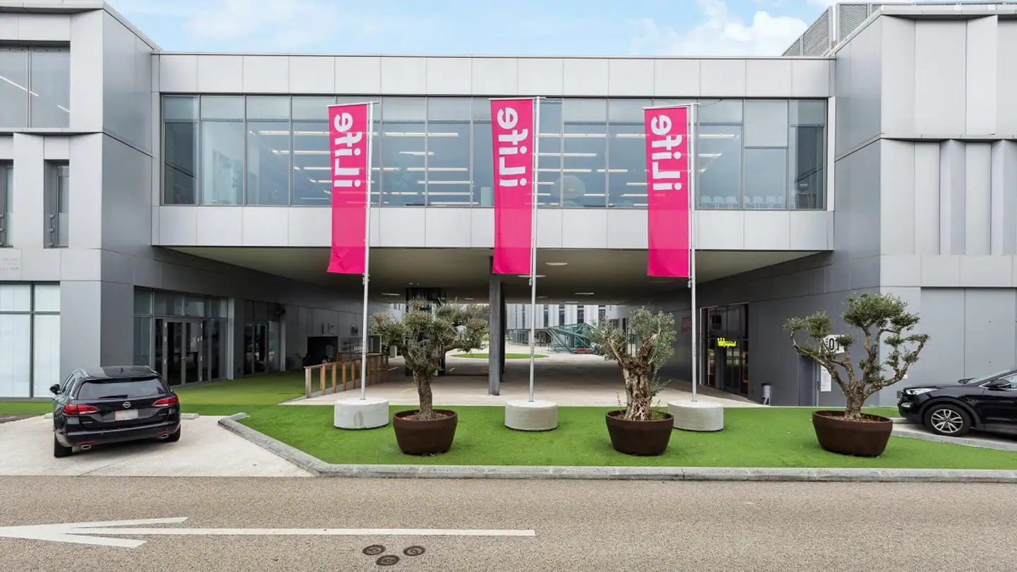 Mixed-use building for rent - Route Suisse 8a, 1163 Etoy