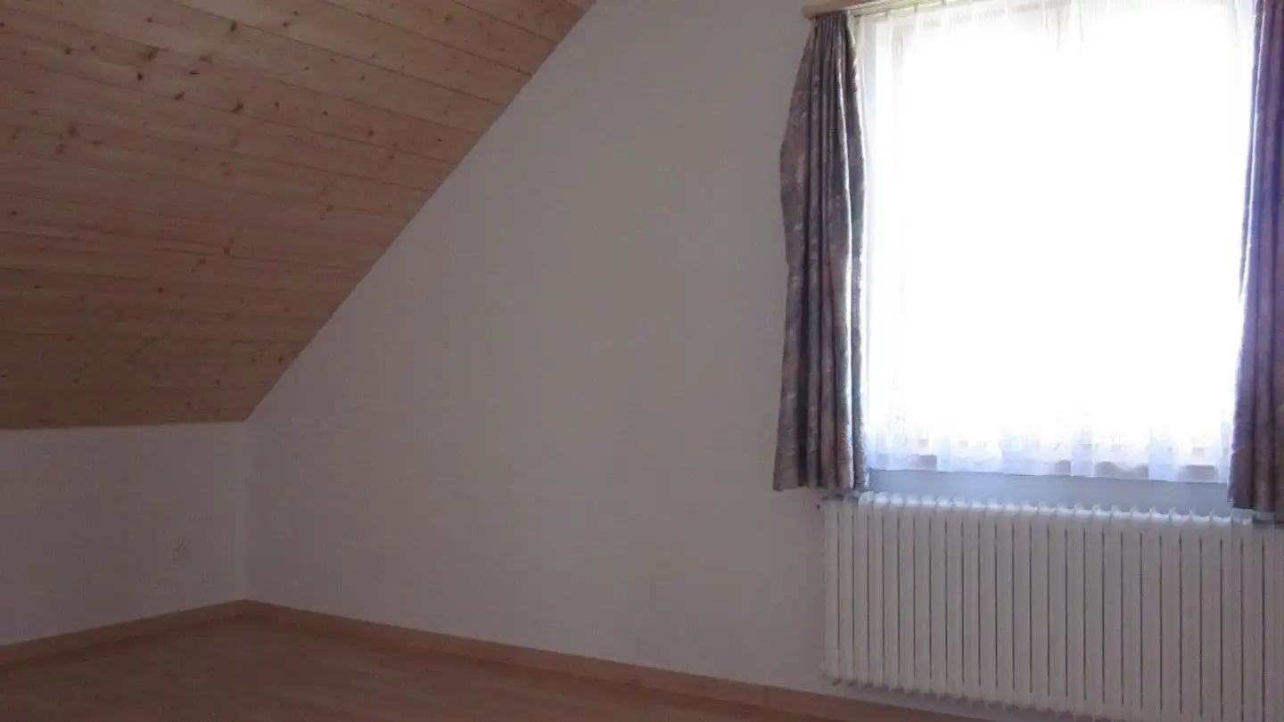 Dachgeschosswohnung mieten - Bahnhofstrasse 12, 3185 Schmitten FR - Foto 4