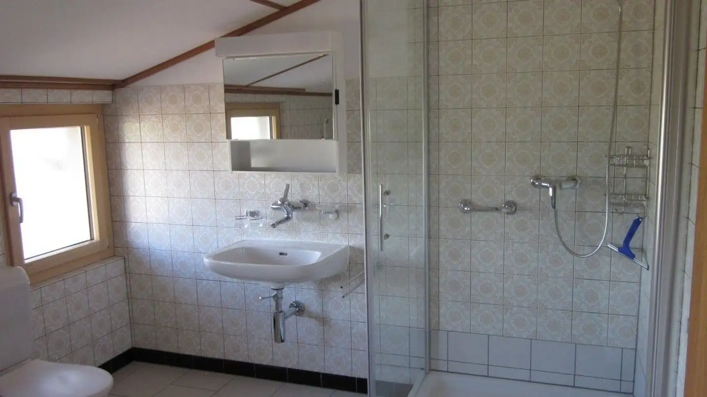 Dachgeschosswohnung mieten - Bahnhofstrasse 12, 3185 Schmitten FR - Foto 2