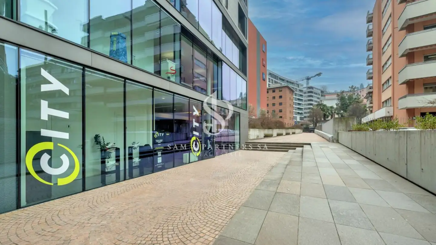 Commercial for sale - 6900 Paradiso