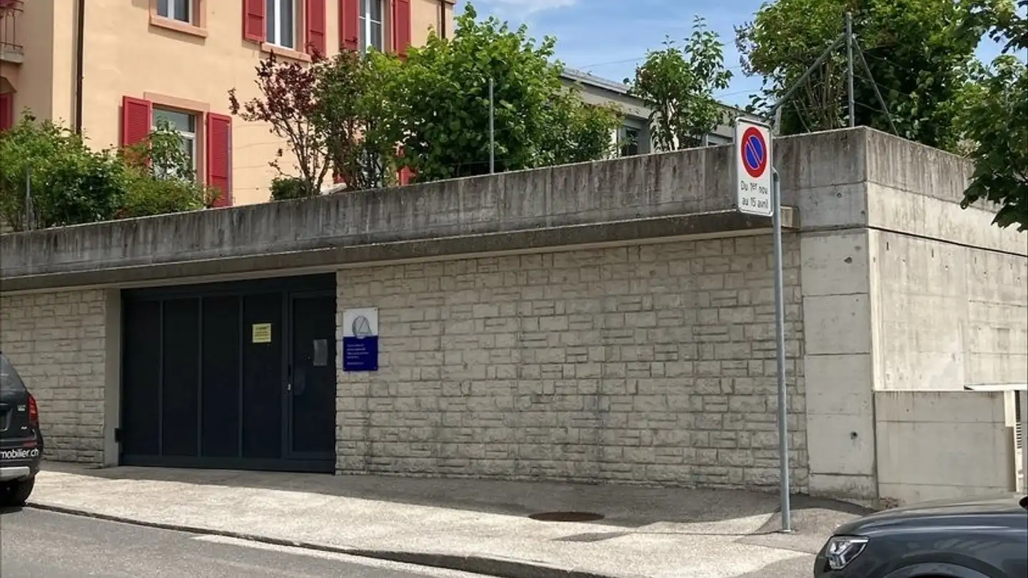 Place de parking extérieure à louer - Rue Des Crêtets 83, 2300 La Chaux-de-Fonds