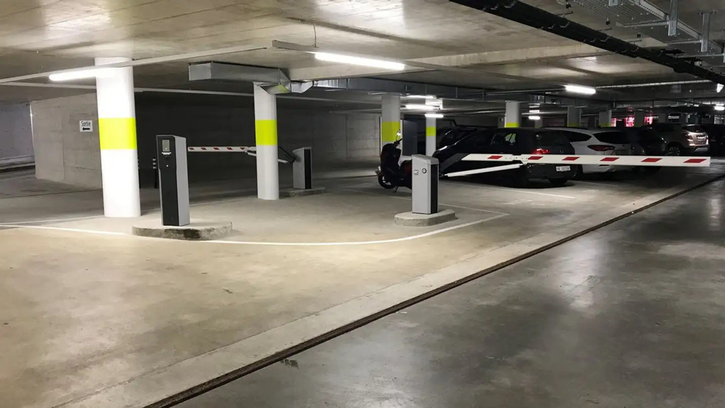 Place de parking souterraine à louer - Rue De La Charrière, 2300 La Chaux-de-Fonds - Photo 2