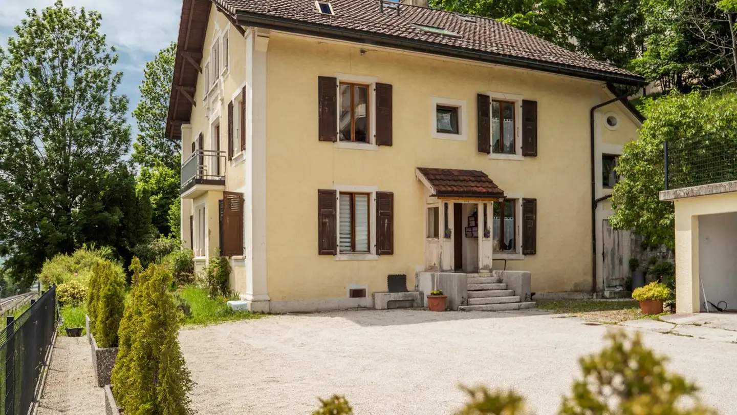 Residential building for sale - 2400 Le Locle - Photo 2