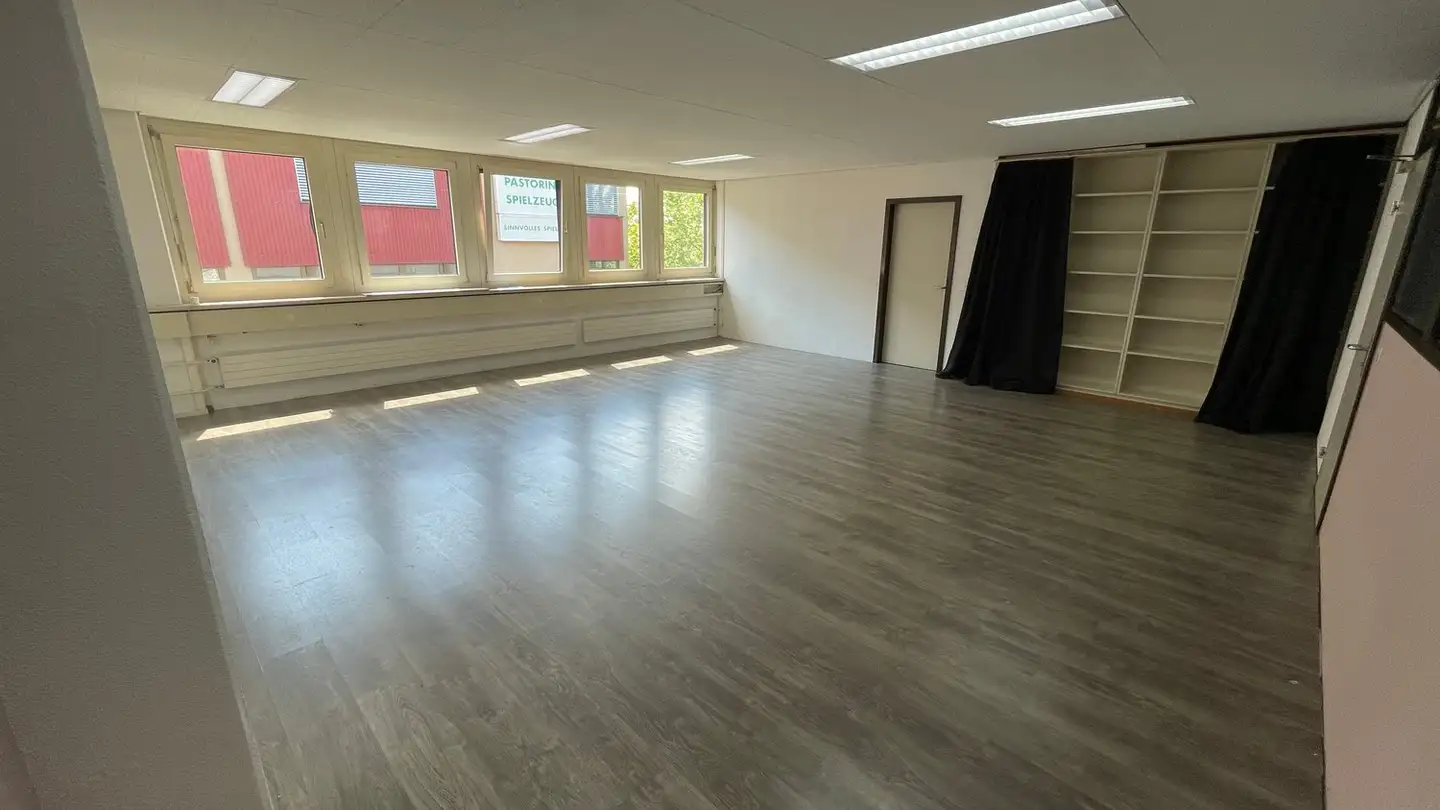 Commercial à louer - Im Schossacher 19, 8600 Dübendorf
