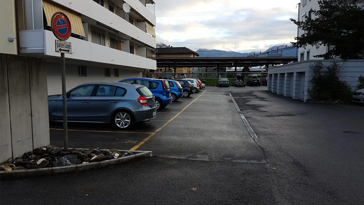 Place de parking extérieure à louer - Ragazerstrasse 17a, 7320 Sargans
