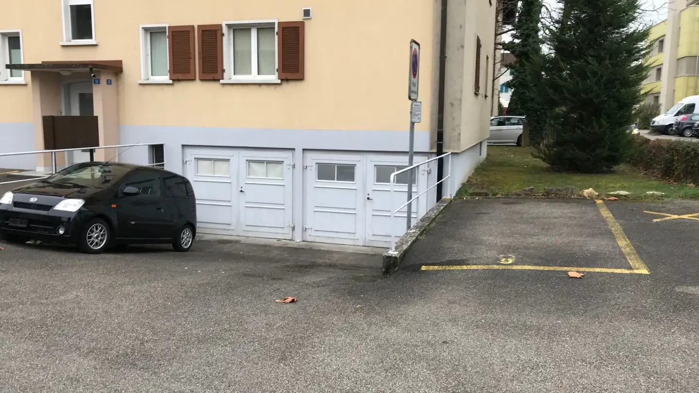 Place de parking extérieure à louer - Bifangstrasse 10, 4153 Reinach BL