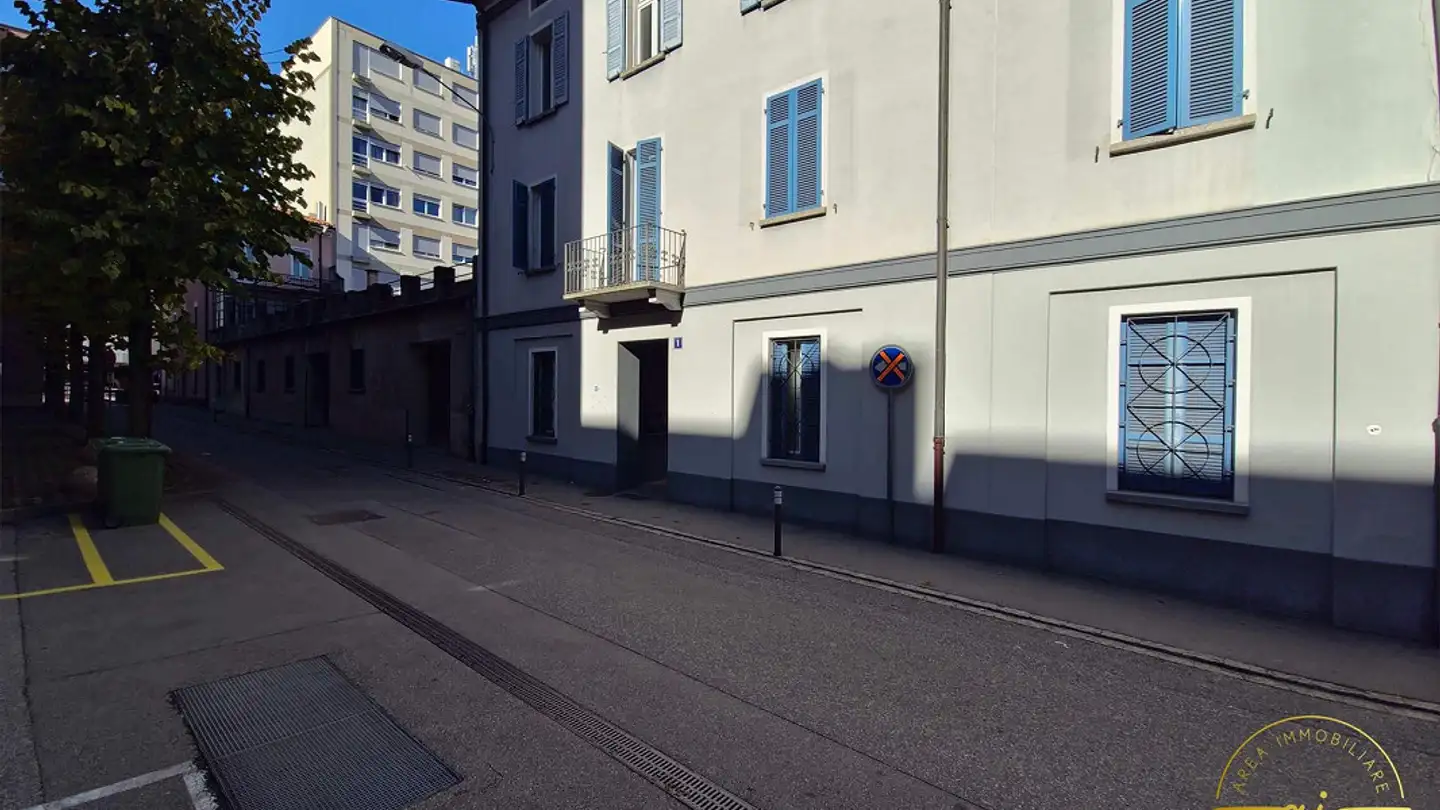 Mixed-use building for sale - 6830 Chiasso
