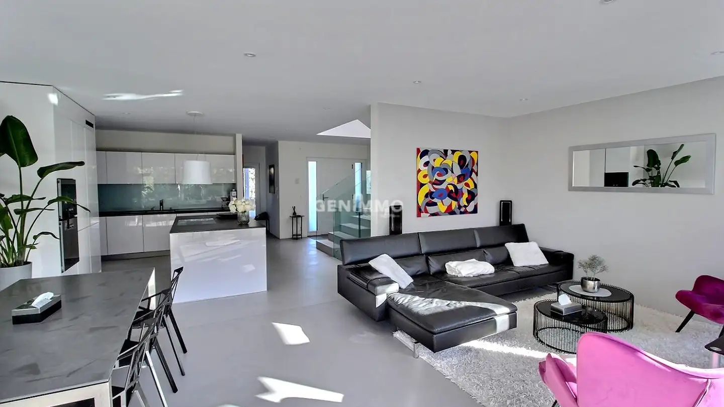 Stepped house for sale - 1256 Troinex