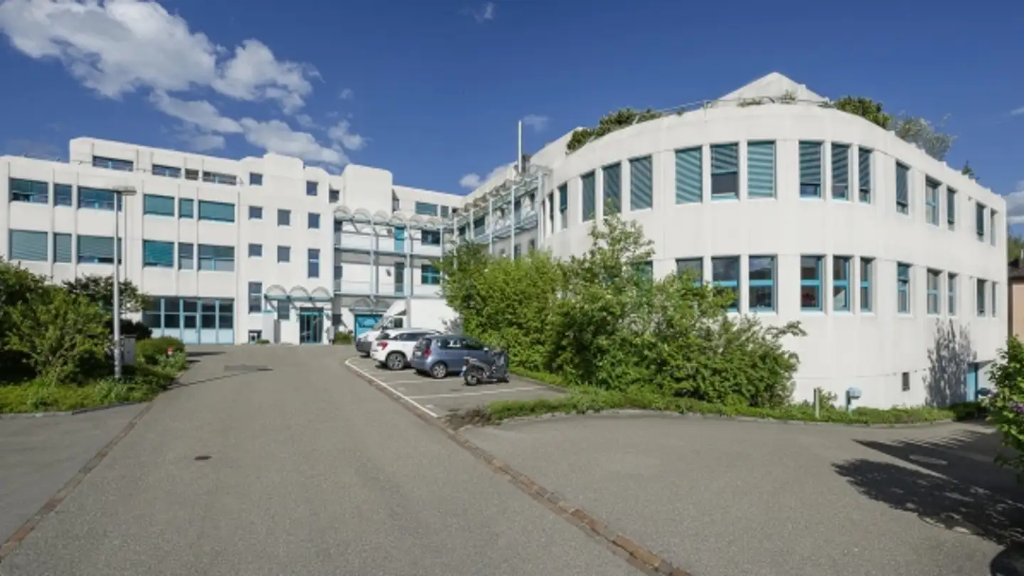 Place de parking extérieure à louer - Allmendstrasse 6, 8320 Fehraltorf