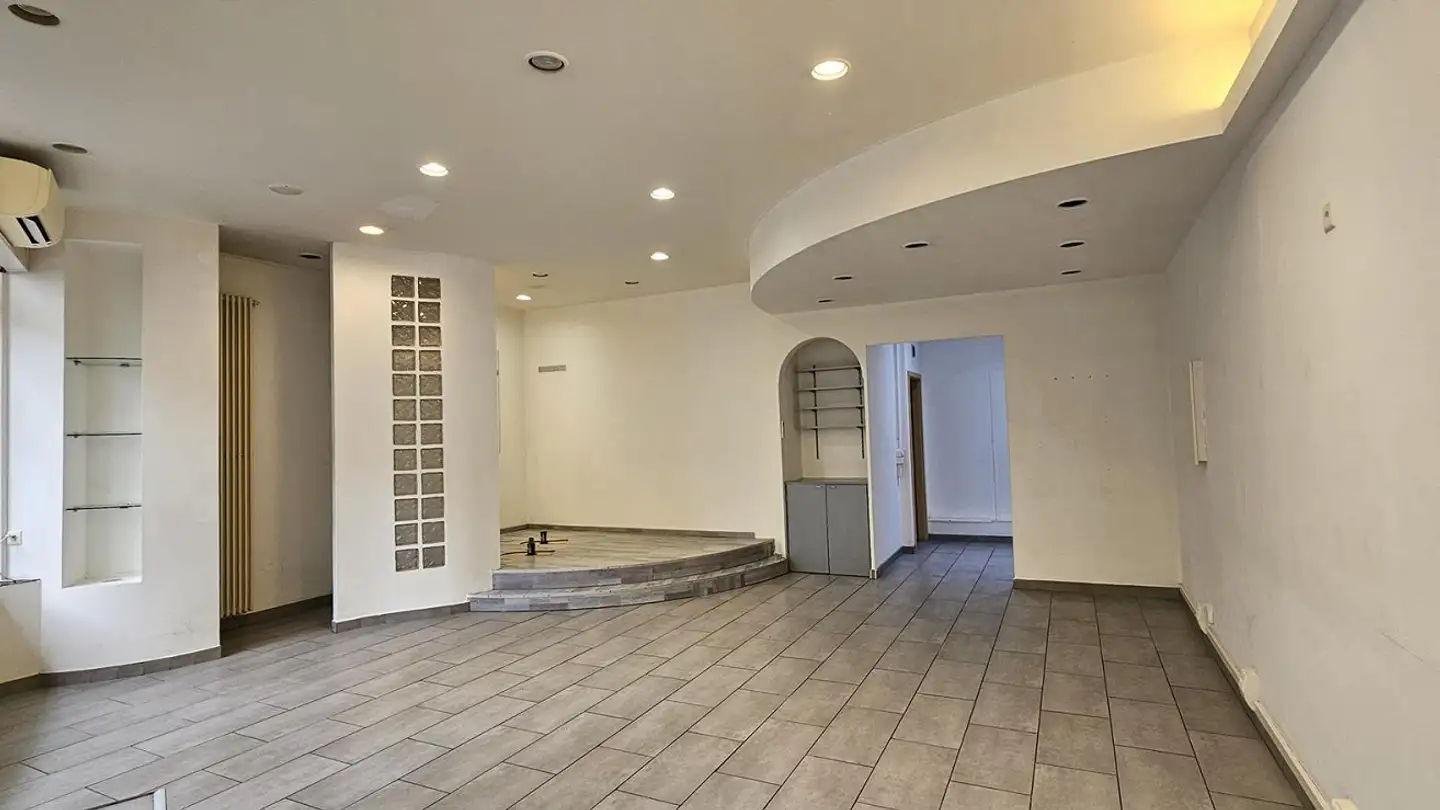 Mixed-use building for sale - 6830 Chiasso