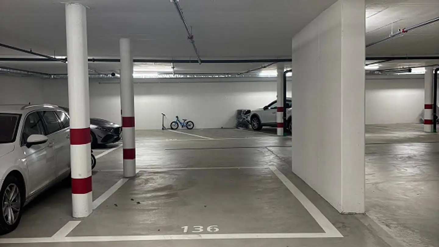 Place de parking souterraine à louer - Bahnhofstrasse 15, 6037 Root